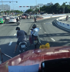 Ảnh dừng xe trêu ngươi tử thần trên làn gom xe tải ở Đà Nẵng gây bão mạng