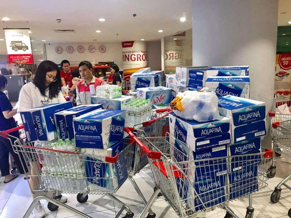 Ùn ùn kéo nhau mua nước đóng chai tại các siêu thị sau sự cố nước Sông Đà nhiễm dầu un un keo nhau mua nuoc dong chai tai cac sieu thi sau su co nuoc song da nhiem dau