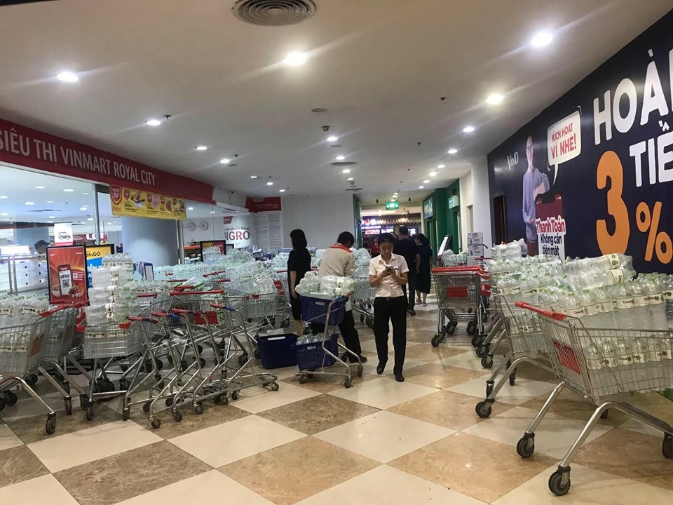 Ùn ùn kéo nhau mua nước đóng chai tại các siêu thị sau sự cố nước Sông Đà nhiễm dầu un un keo nhau mua nuoc dong chai tai cac sieu thi sau su co nuoc song da nhiem dau