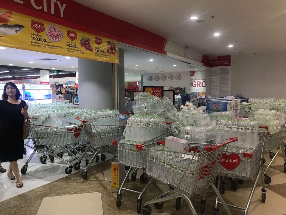 Ùn ùn kéo nhau mua nước đóng chai tại các siêu thị sau sự cố nước Sông Đà nhiễm dầu un un keo nhau mua nuoc dong chai tai cac sieu thi sau su co nuoc song da nhiem dau