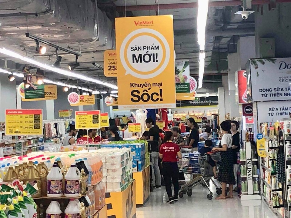 Ùn ùn kéo nhau mua nước đóng chai tại các siêu thị sau sự cố nước Sông Đà nhiễm dầu un un keo nhau mua nuoc dong chai tai cac sieu thi sau su co nuoc song da nhiem dau