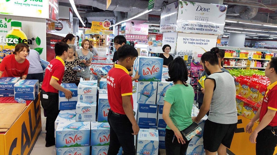 Ùn ùn kéo nhau mua nước đóng chai tại các siêu thị sau sự cố nước Sông Đà nhiễm dầu un un keo nhau mua nuoc dong chai tai cac sieu thi sau su co nuoc song da nhiem dau
