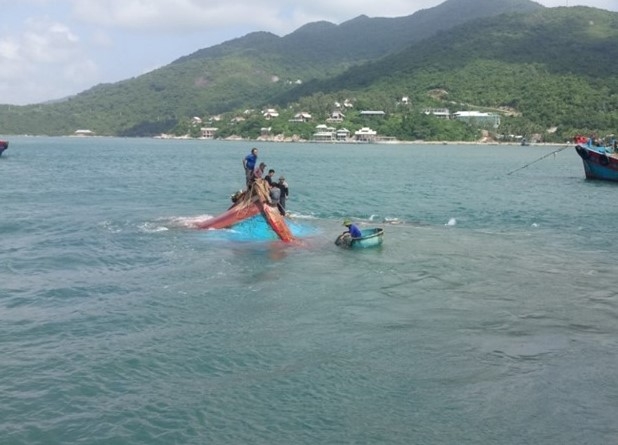 Cứu 12 ngư dân Quảng Ngãi chìm tàu tại Cù Lao Chàm 12 ngu dan quang ngai gap nan duoc ung cuu kip thoi