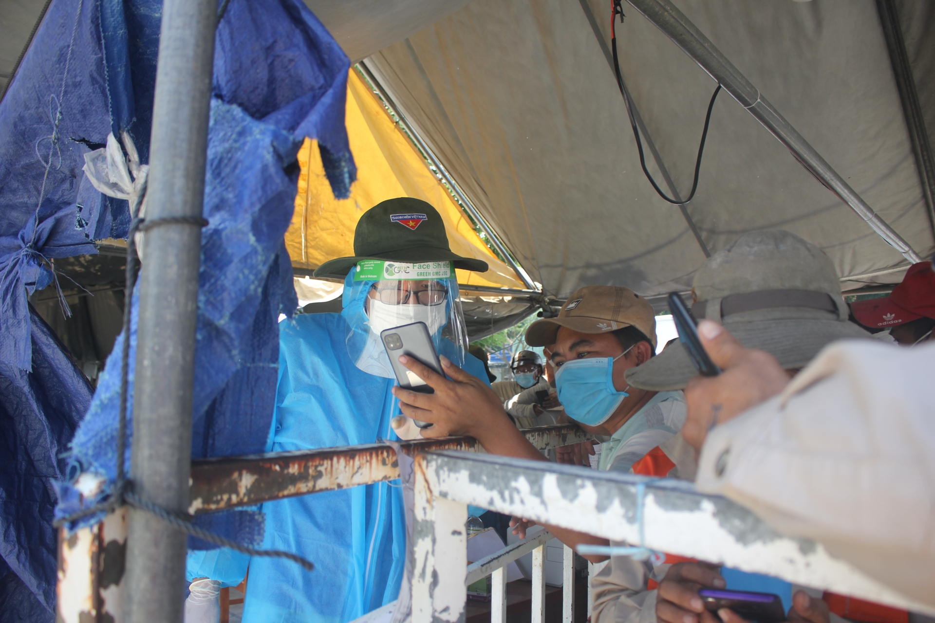 Nhiều người dân mắc kẹt tại chốt kiểm soát dịch vì thiếu giấy xét nghiệm Nhiều người dân mắc kẹt tại chốt kiểm soát dịch vì thiếu giấy xét nghiệm