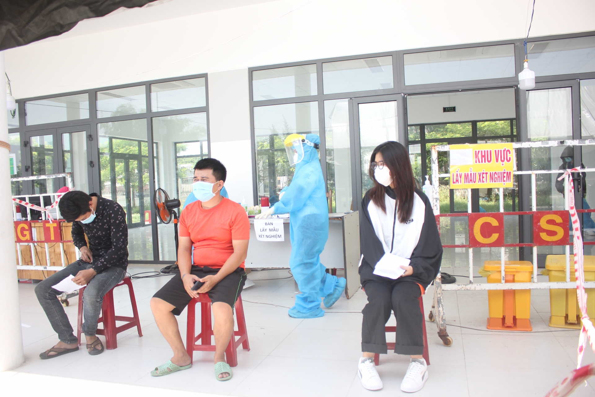 Nhiều người dân mắc kẹt tại chốt kiểm soát dịch vì thiếu giấy xét nghiệm Nhiều người dân mắc kẹt tại chốt kiểm soát dịch vì thiếu giấy xét nghiệm