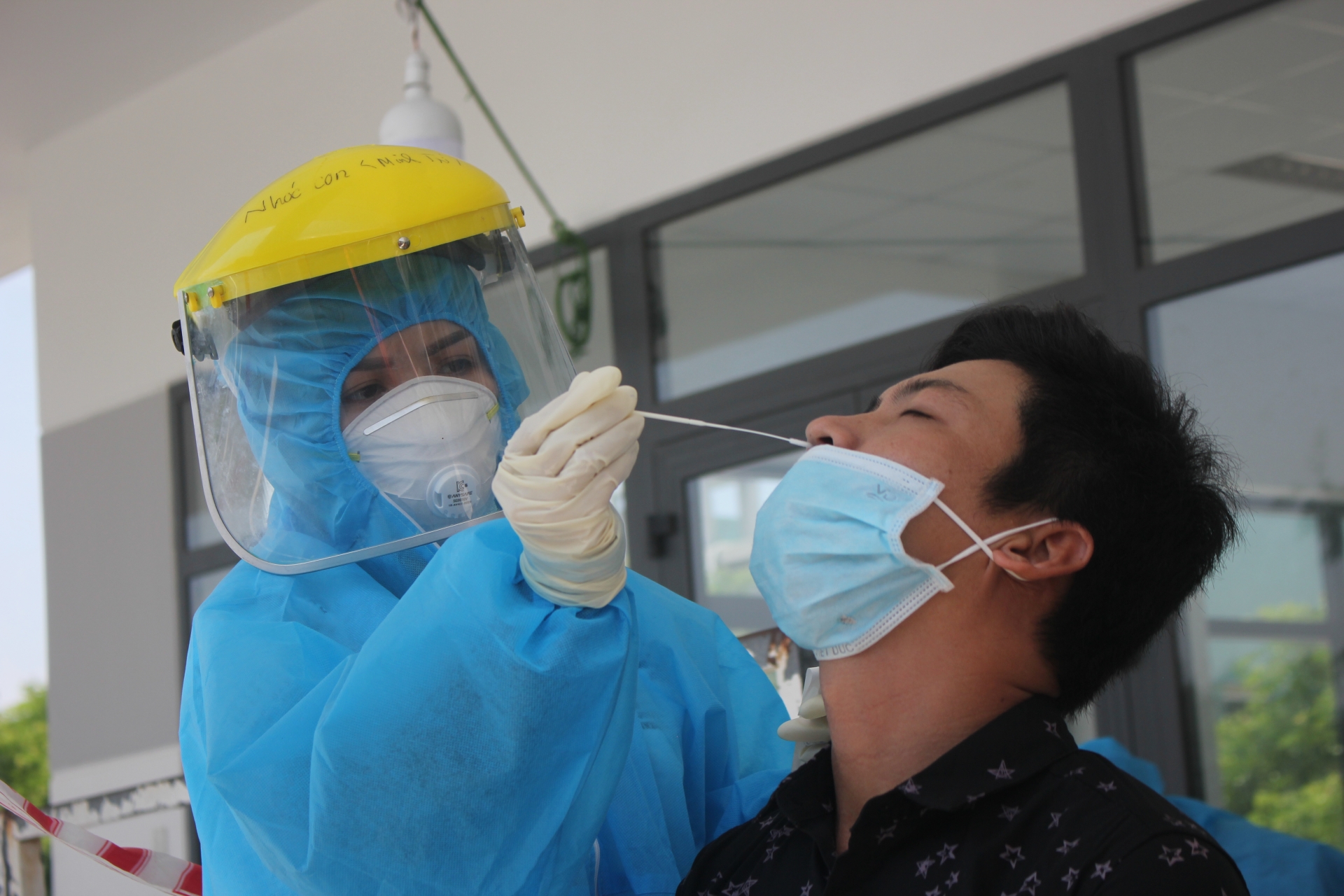 Nhiều người dân mắc kẹt tại chốt kiểm soát dịch vì thiếu giấy xét nghiệm Nhiều người dân mắc kẹt tại chốt kiểm soát dịch vì thiếu giấy xét nghiệm