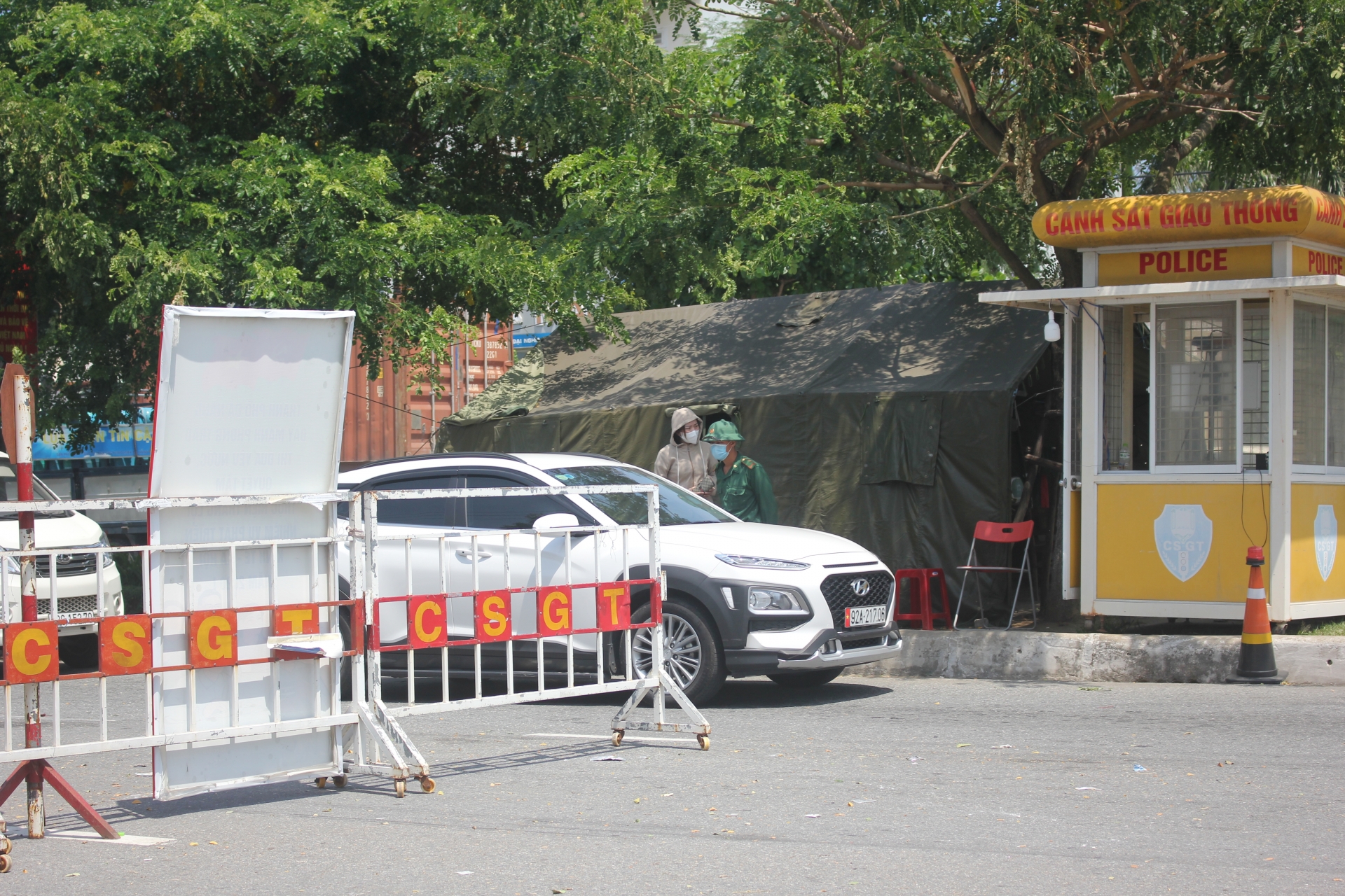 Nhiều người dân mắc kẹt tại chốt kiểm soát dịch vì thiếu giấy xét nghiệm Nhiều người dân mắc kẹt tại chốt kiểm soát dịch vì thiếu giấy xét nghiệm