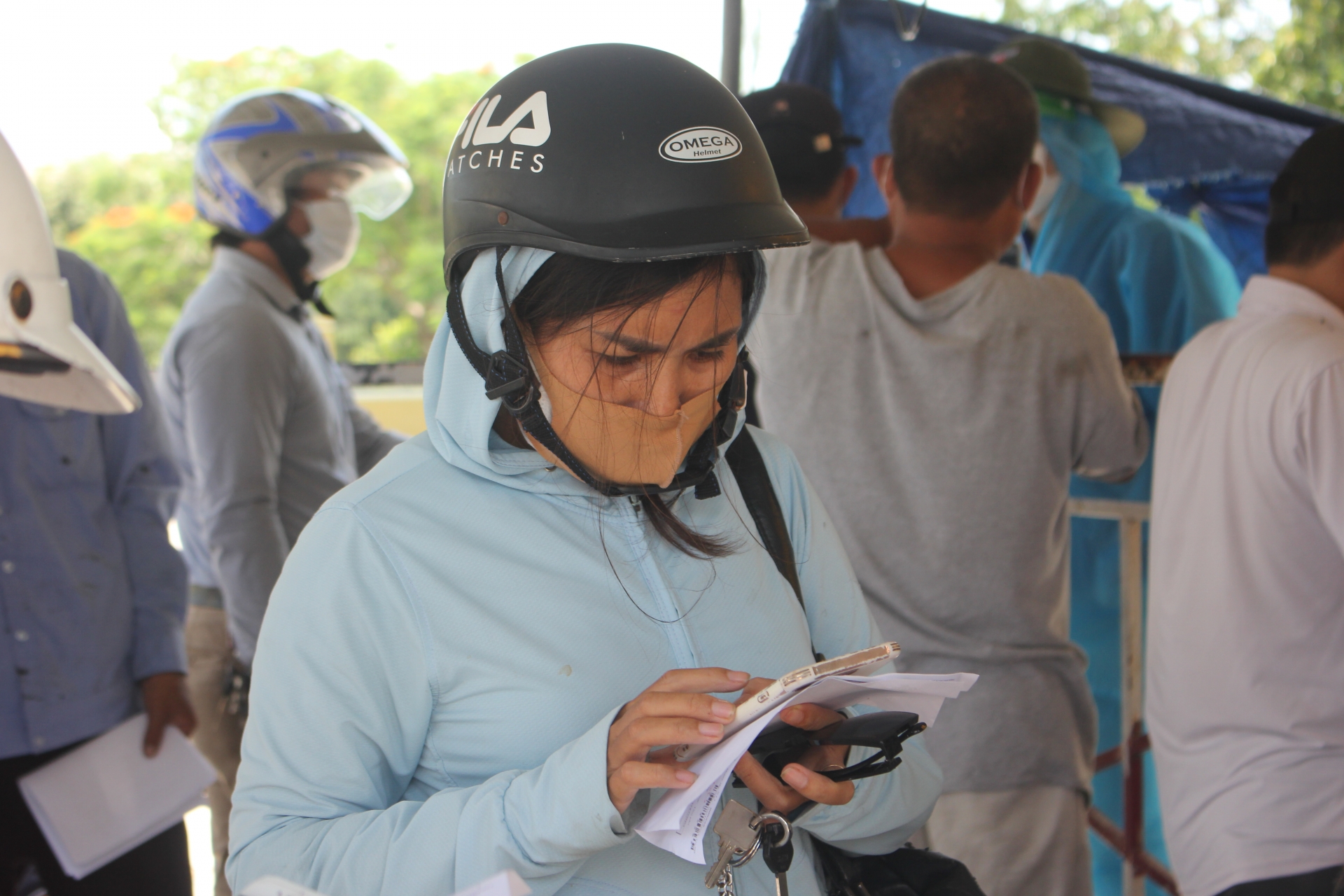 Nhiều người dân mắc kẹt tại chốt kiểm soát dịch vì thiếu giấy xét nghiệm Nhiều người dân mắc kẹt tại chốt kiểm soát dịch vì thiếu giấy xét nghiệm