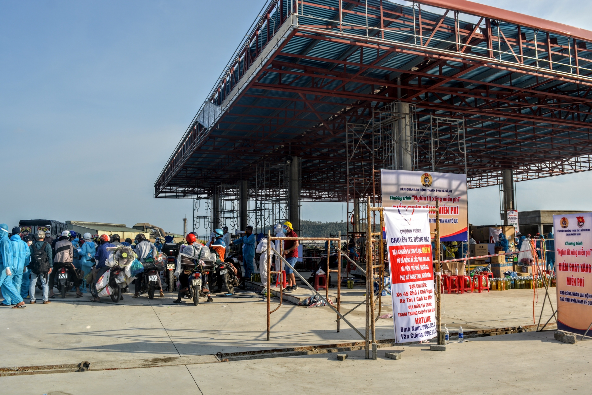 “Nghìn lít xăng” chia sẻ khó khăn với người lao động hồi hương đi qua TP Đà Nẵng