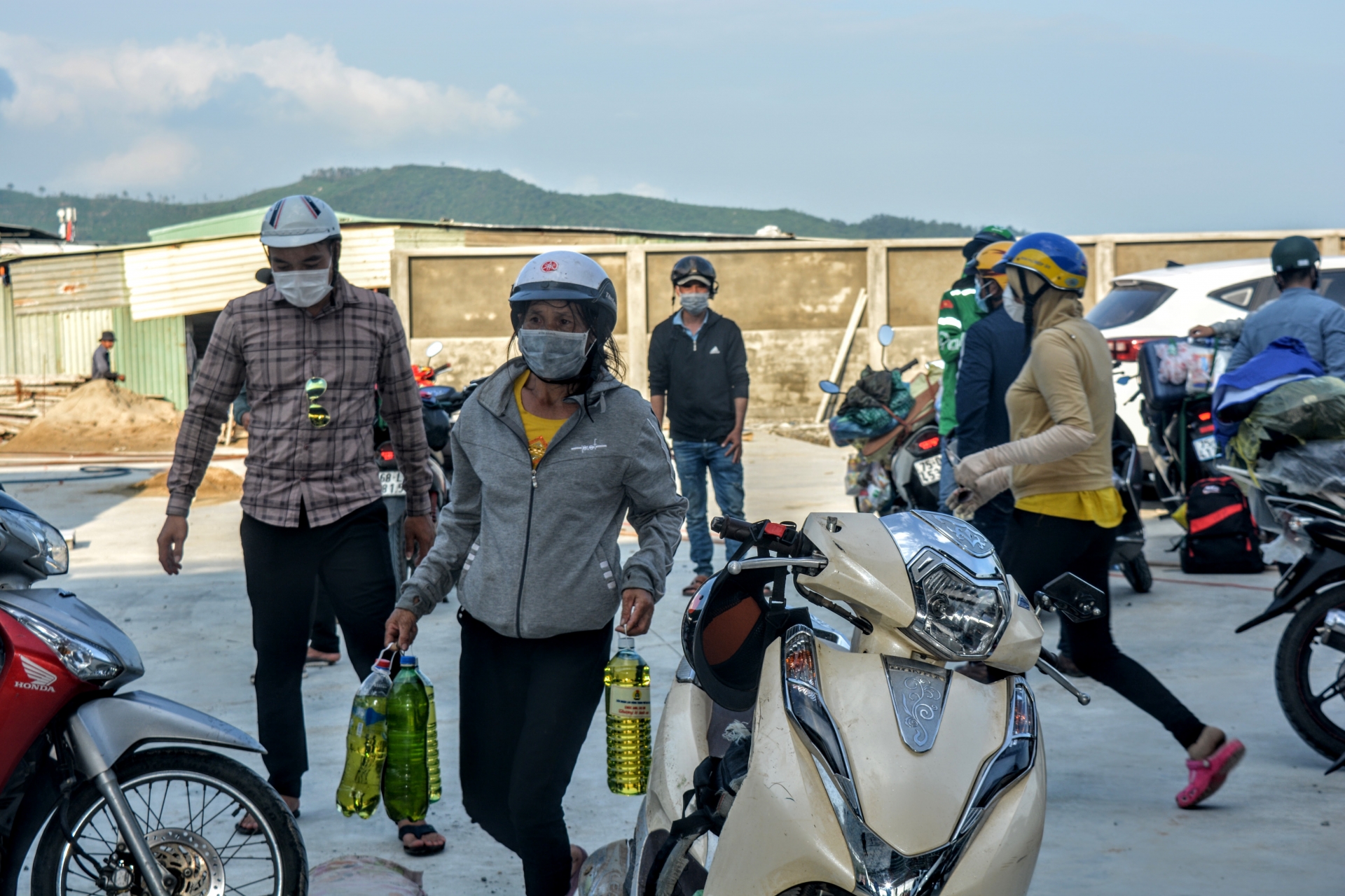 “Nghìn lít xăng” chia sẻ khó khăn với người lao động hồi hương đi qua TP Đà Nẵng