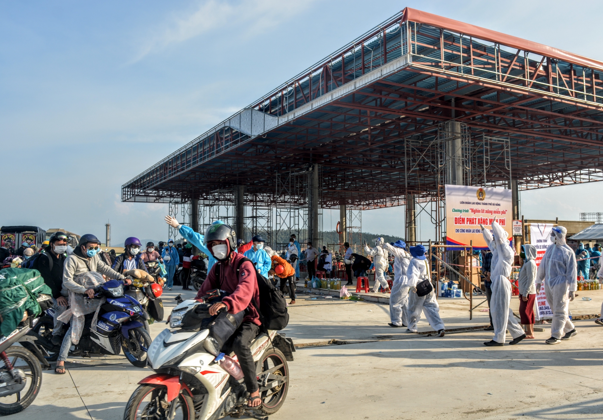 “Nghìn lít xăng” chia sẻ khó khăn với người lao động hồi hương đi qua TP Đà Nẵng