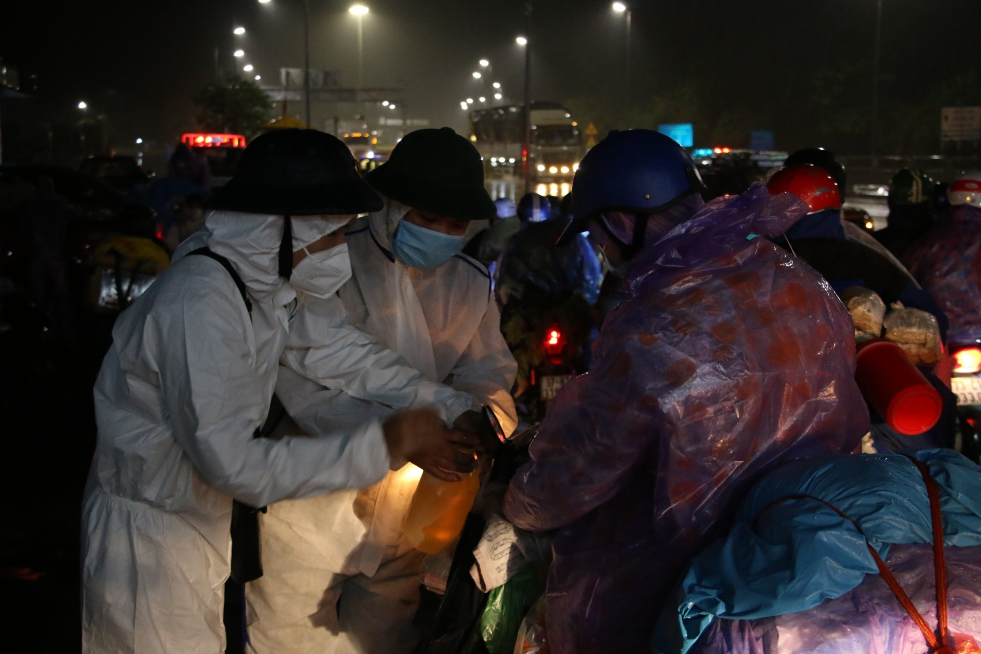 “Nghìn lít xăng” chia sẻ khó khăn với người lao động hồi hương đi qua TP Đà Nẵng