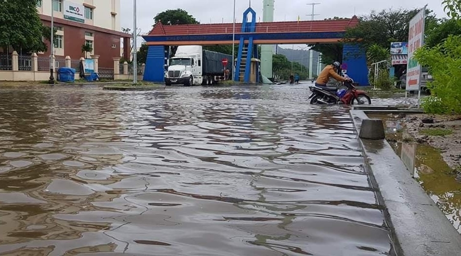 Mưa lớn liên tiếp, cổng vào khu công nghiệp ngập sâu mua lon lien tiep cong vao khu cong nghiep ngap sau