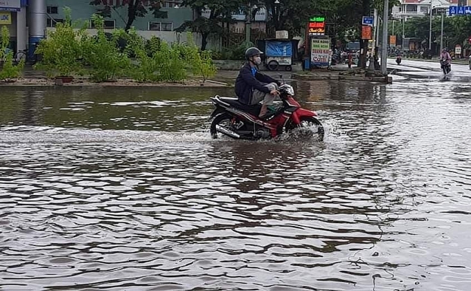 Mưa lớn liên tiếp, cổng vào khu công nghiệp ngập sâu mua lon lien tiep cong vao khu cong nghiep ngap sau