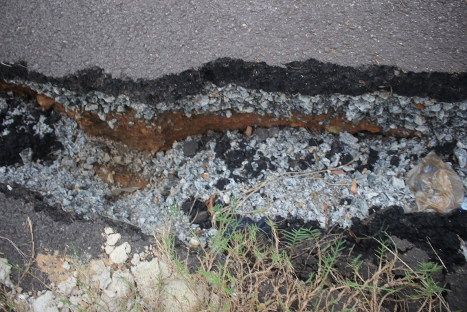 Đường lên cầu vượt cao tốc Đà Nẵng - Quảng Ngãi nứt toác duong len cau vuot cao toc da nang quang ngai nut toac