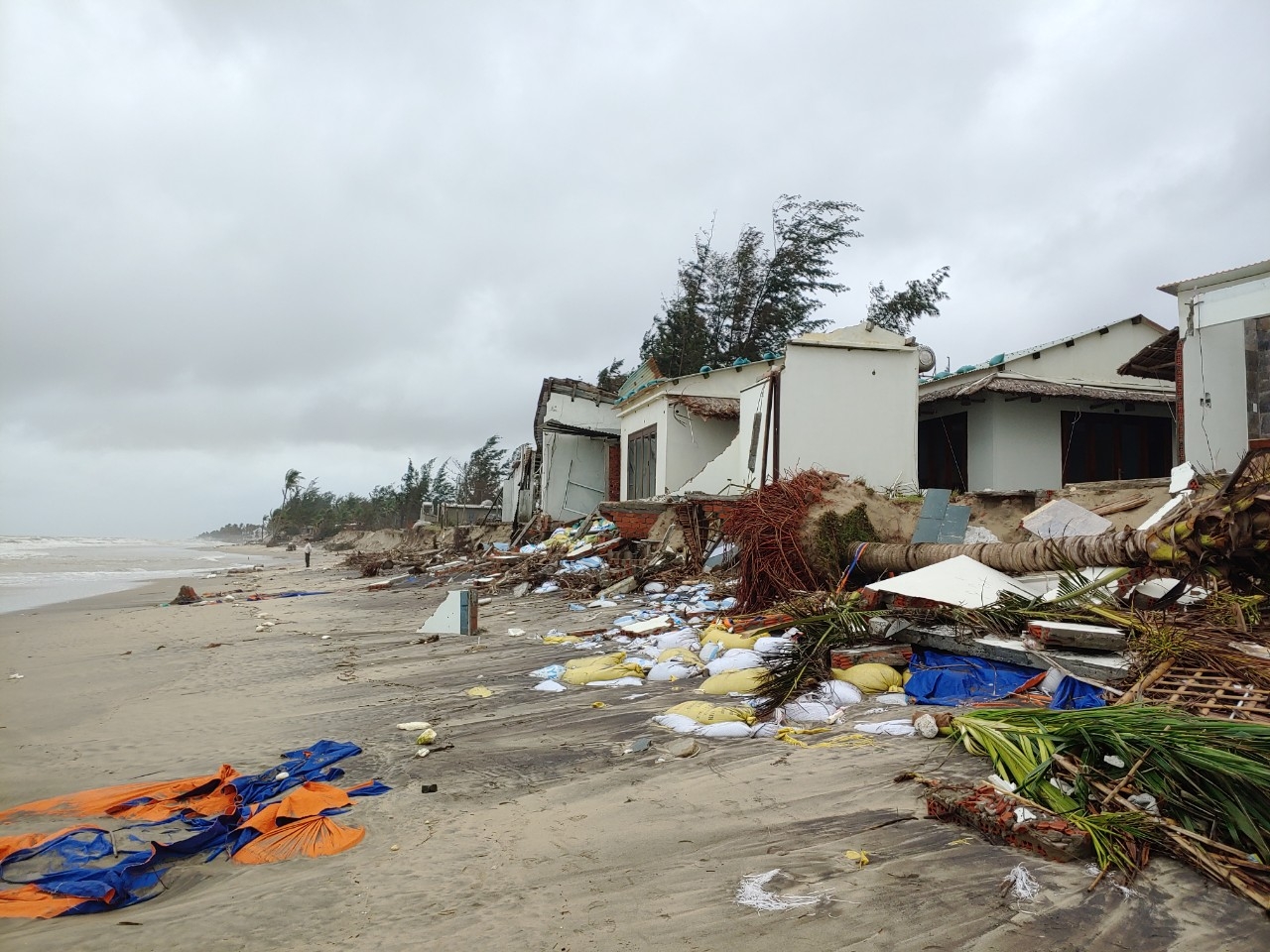 Biển Hội An sạt lở nghiêm trọng “ăn” sâu vào nhà dân ảnh hưởng đời sống người lao động Biển Hội An sạt lở nghiêm trọng “ăn” sâu vào nhà dân ảnh hưởng đời sống người lao động