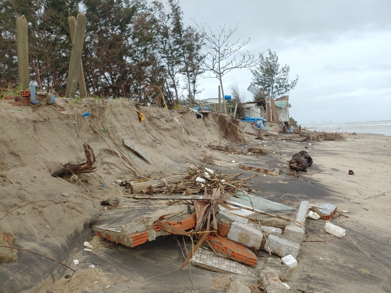 Biển Hội An sạt lở nghiêm trọng “ăn” sâu vào nhà dân ảnh hưởng đời sống người lao động Biển Hội An sạt lở nghiêm trọng “ăn” sâu vào nhà dân ảnh hưởng đời sống người lao động