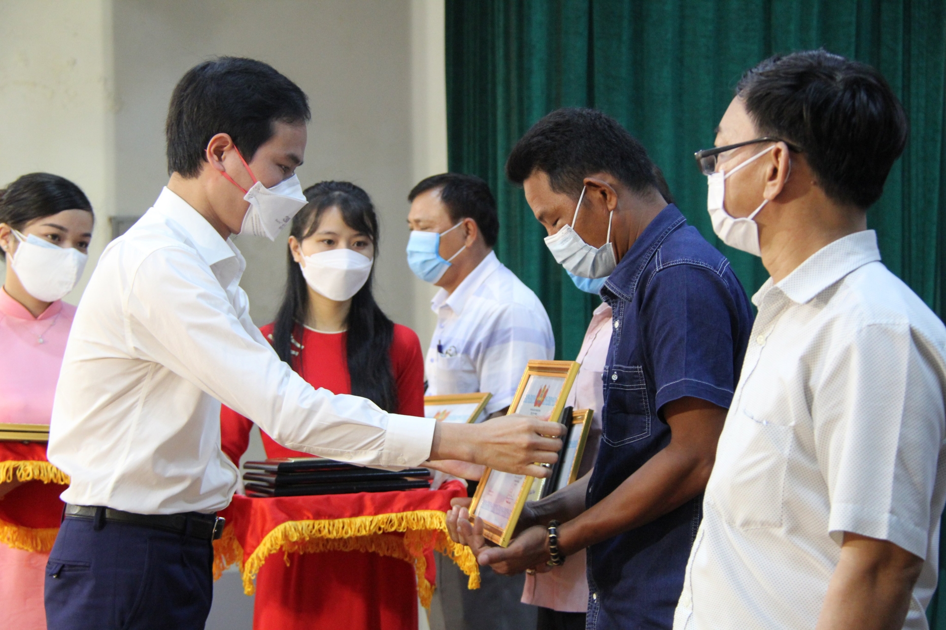 Dìu nhau qua khó khăn Dìu nhau qua khó khăn