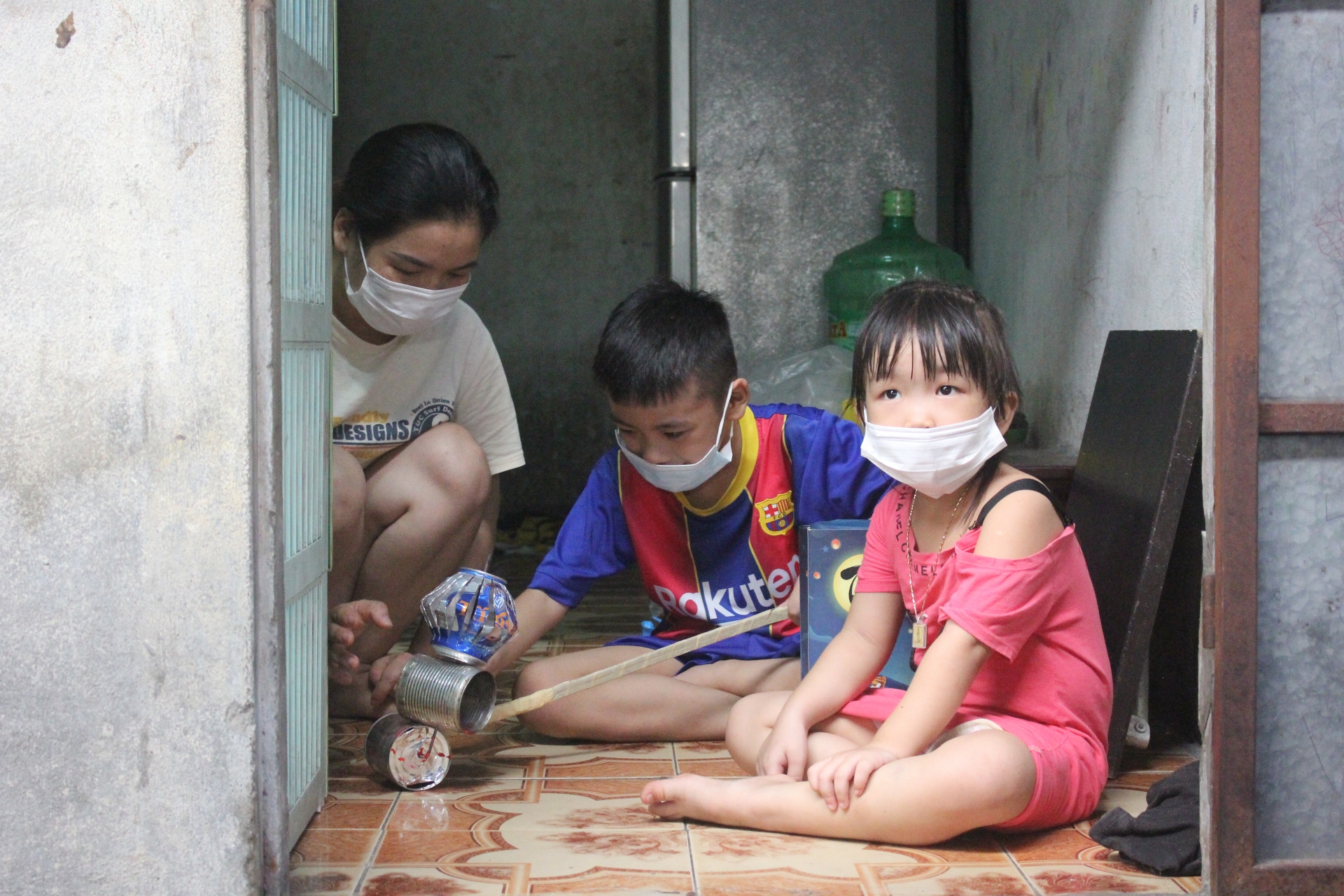 Dìu nhau qua khó khăn Dìu nhau qua khó khăn