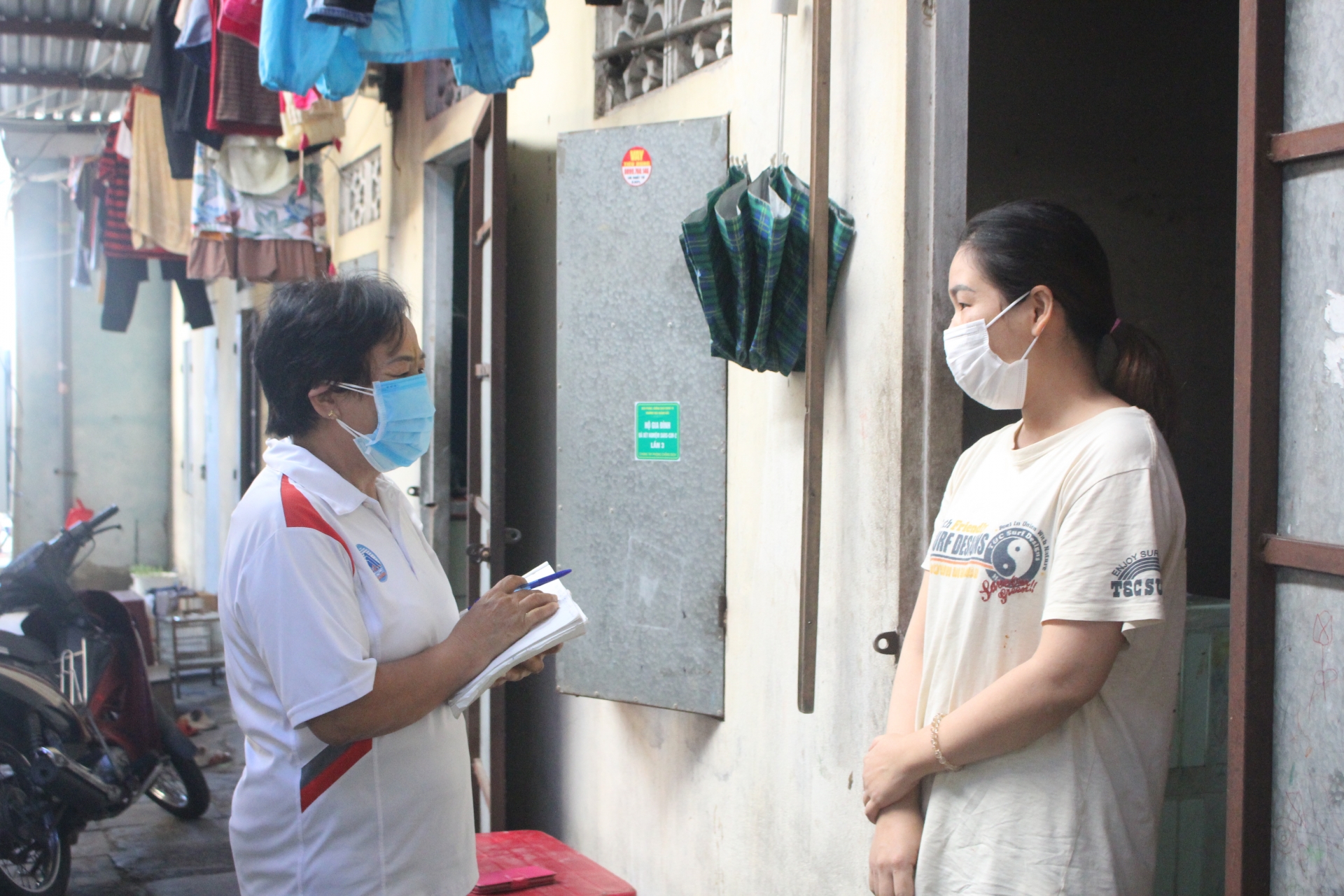 Dìu nhau qua khó khăn Dìu nhau qua khó khăn