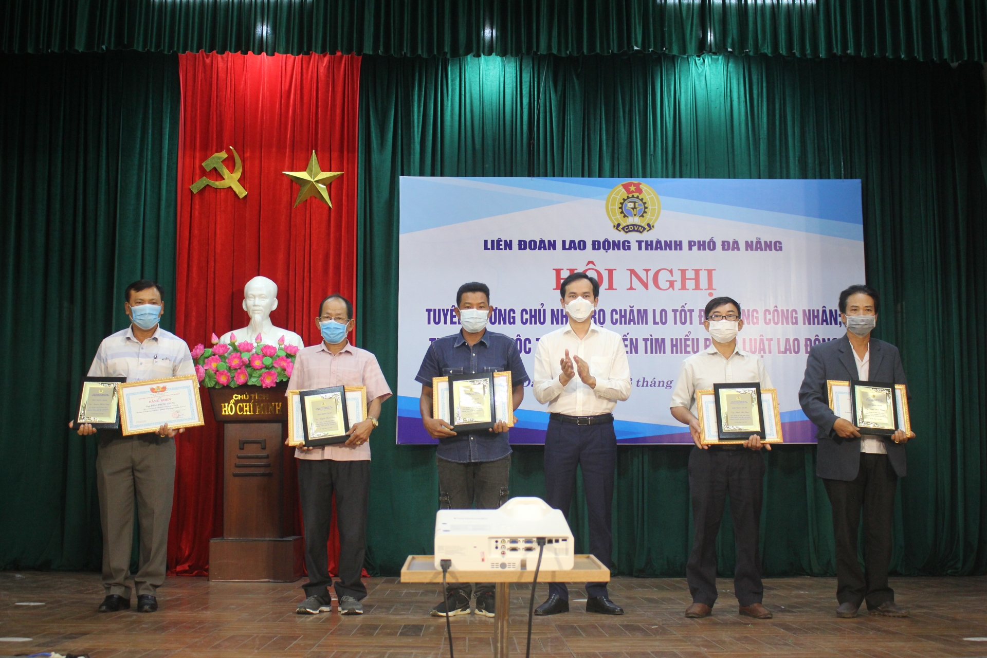 Dìu nhau qua khó khăn Dìu nhau qua khó khăn