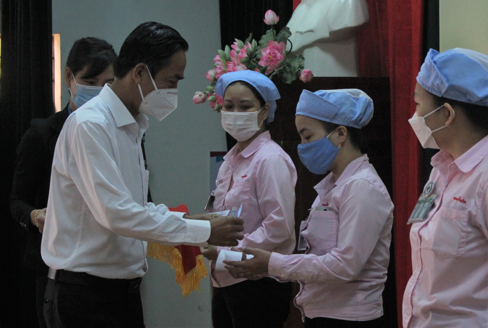 Hàng ngàn suất quà hỗ trợ đoàn viên, người lao động bị ảnh hưởng Covid-19