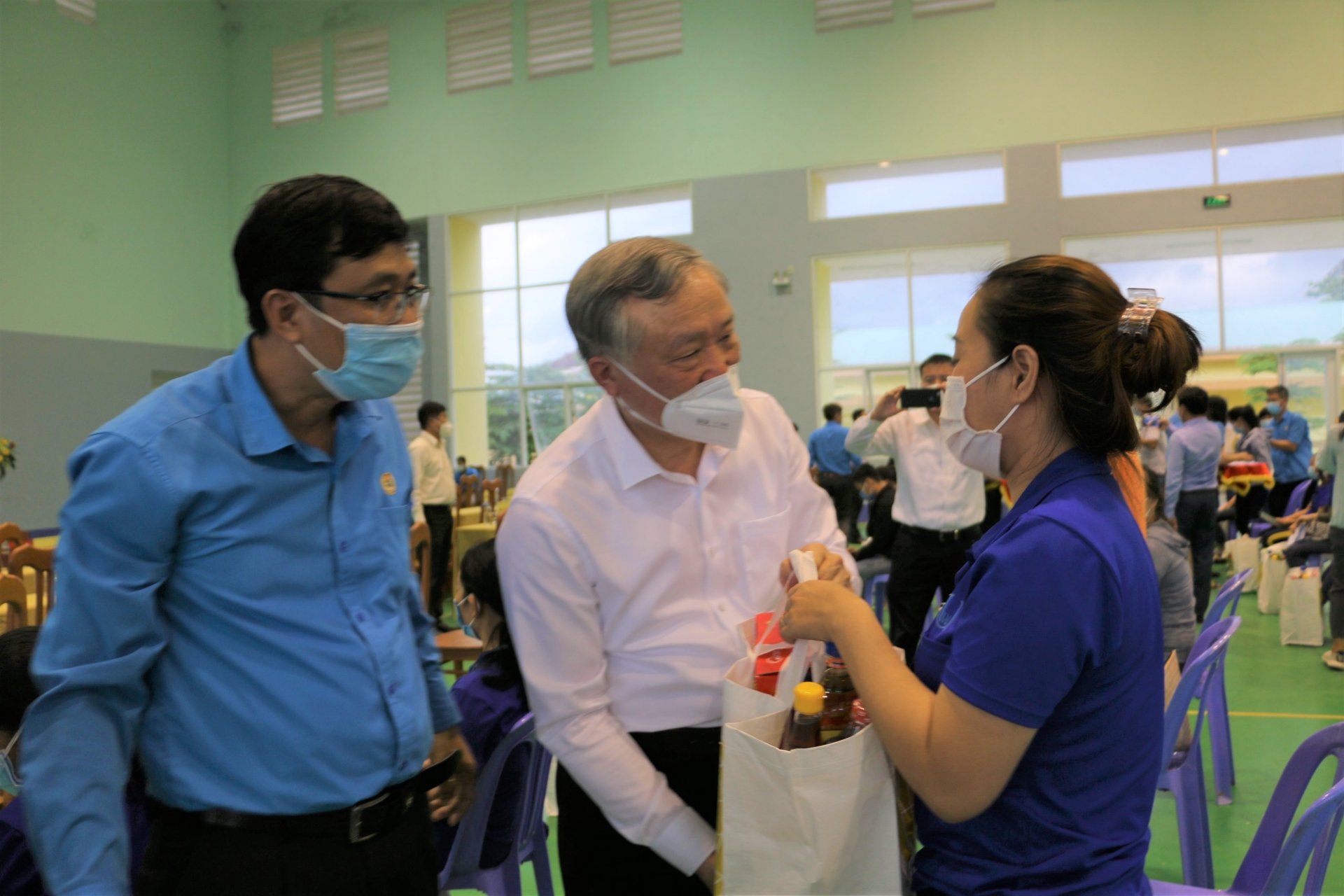 Trao 500 phần quà cho công nhân khó khăn tại Khánh Hòa Trao 500 phần quà cho công nhân khó khăn tại Khánh Hòa