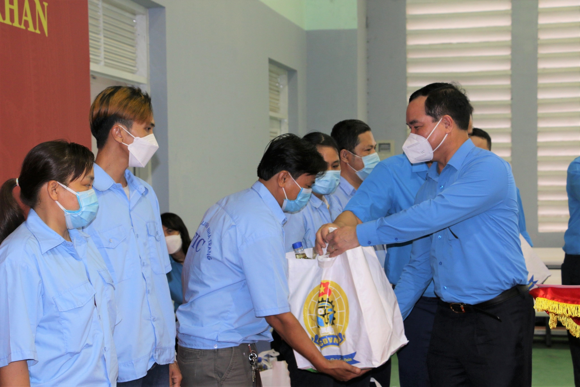 Trao 500 phần quà cho công nhân khó khăn tại Khánh Hòa Trao 500 phần quà cho công nhân khó khăn tại Khánh Hòa