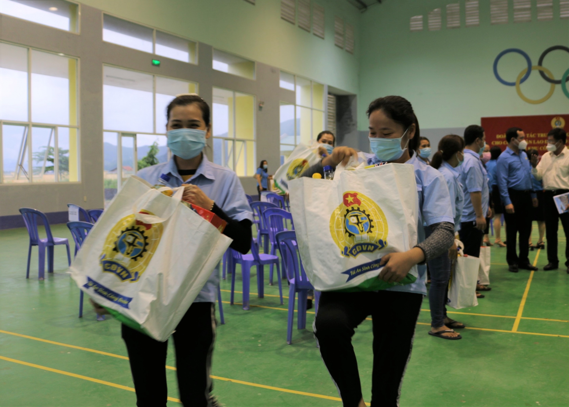 Trao 500 phần quà cho công nhân khó khăn tại Khánh Hòa Trao 500 phần quà cho công nhân khó khăn tại Khánh Hòa