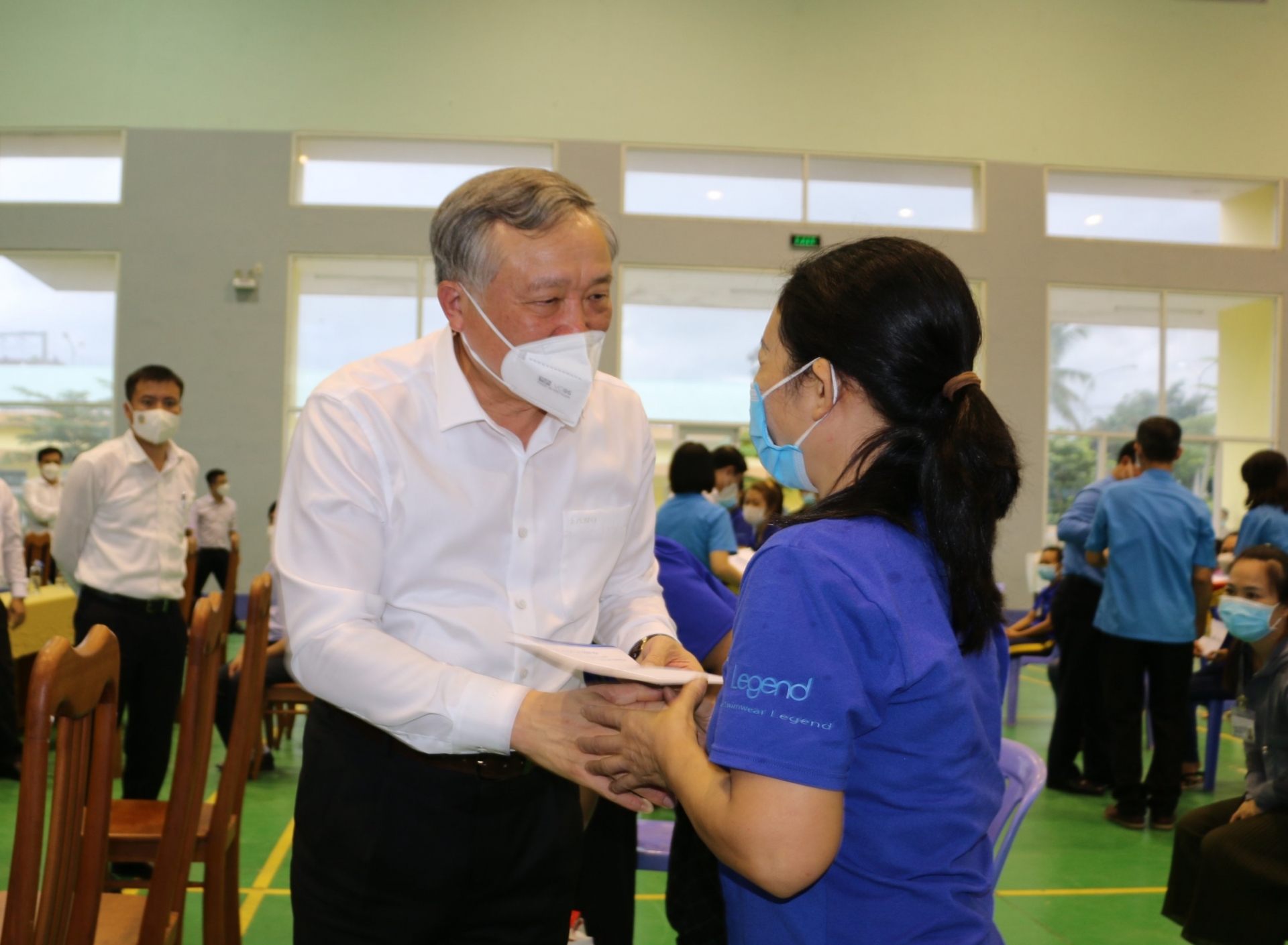 Trao 500 phần quà cho công nhân khó khăn tại Khánh Hòa Trao 500 phần quà cho công nhân khó khăn tại Khánh Hòa