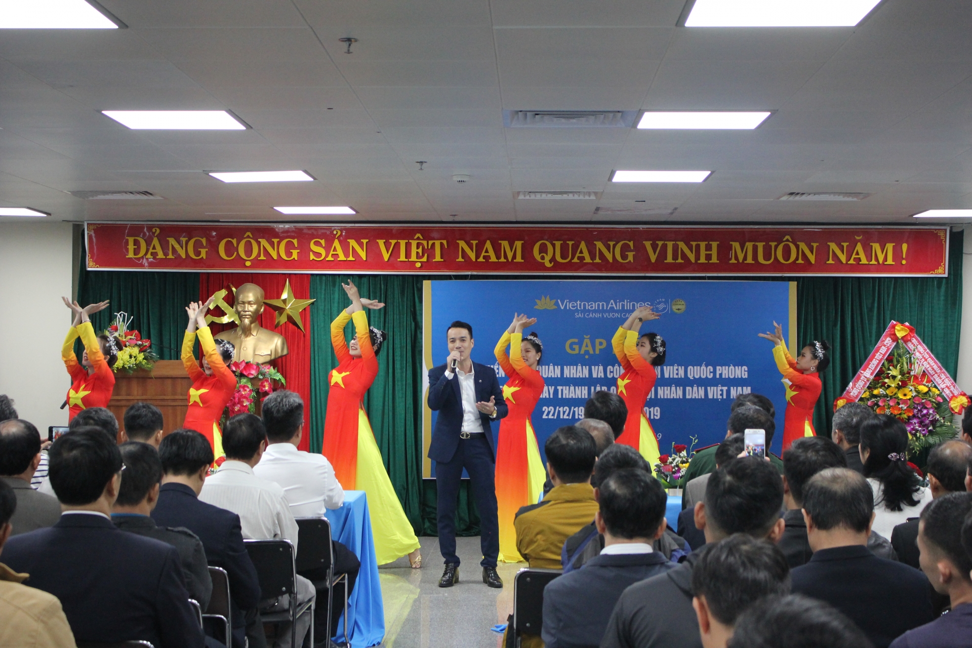 xuc dong ngay gap go cuu chien binh cua tong cong ty hang khong viet nam tai mien trung