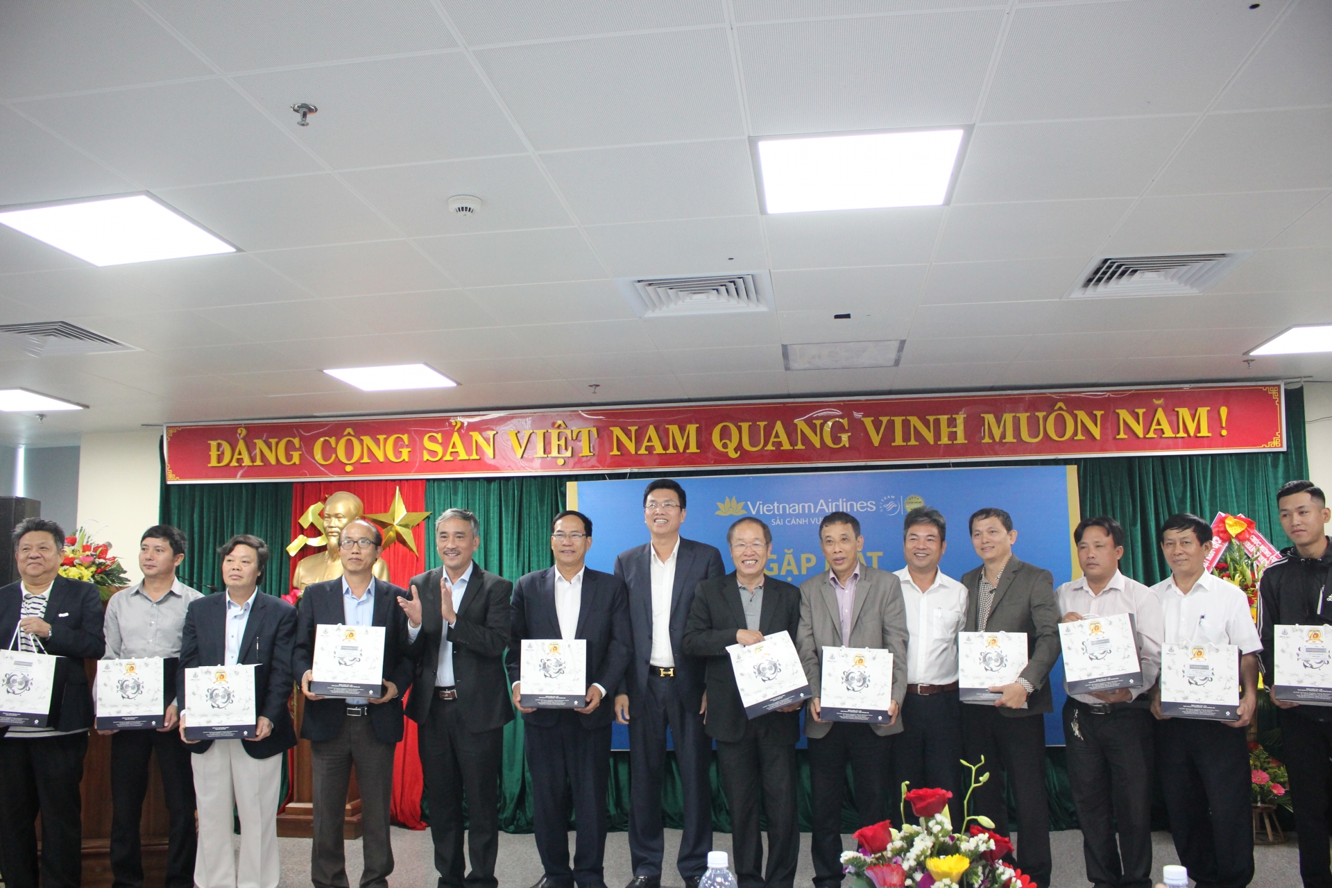 xuc dong ngay gap go cuu chien binh cua tong cong ty hang khong viet nam tai mien trung