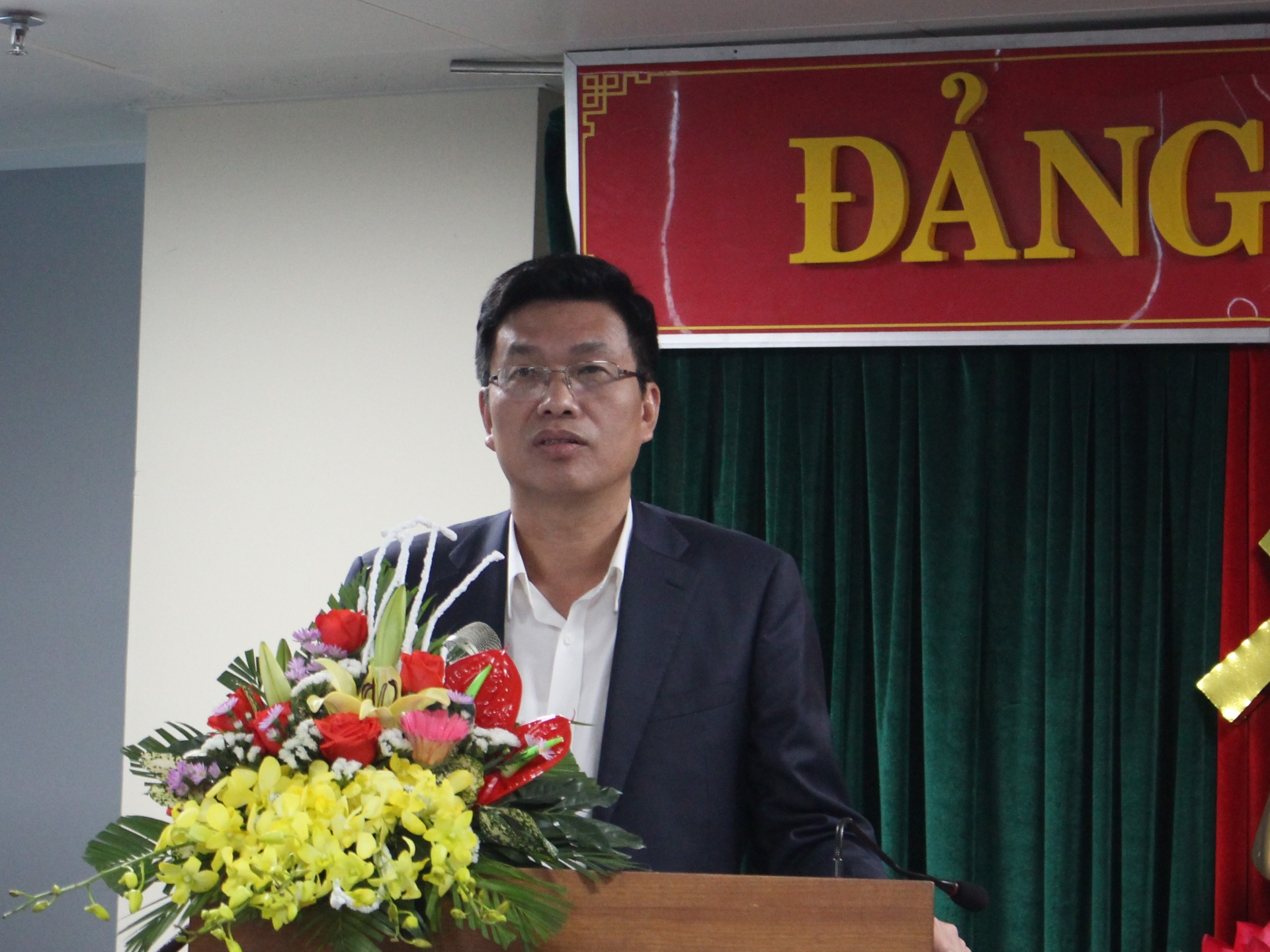 xuc dong ngay gap go cuu chien binh cua tong cong ty hang khong viet nam tai mien trung