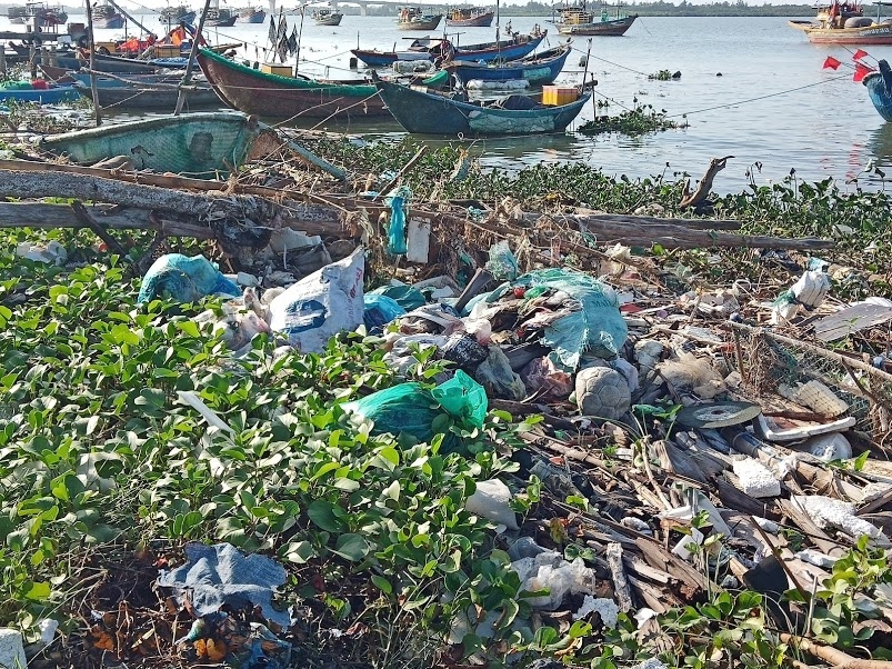 Rác ngập bờ kè An Lương, tàu thuyền ngư dân neo đậu trong rác rac ngap bo ke an luong tau thuyen ngu dan neo dau trong rac