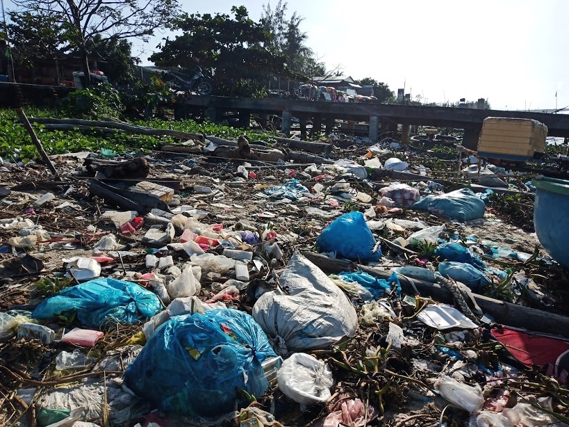 Rác ngập bờ kè An Lương, tàu thuyền ngư dân neo đậu trong rác rac ngap bo ke an luong tau thuyen ngu dan neo dau trong rac