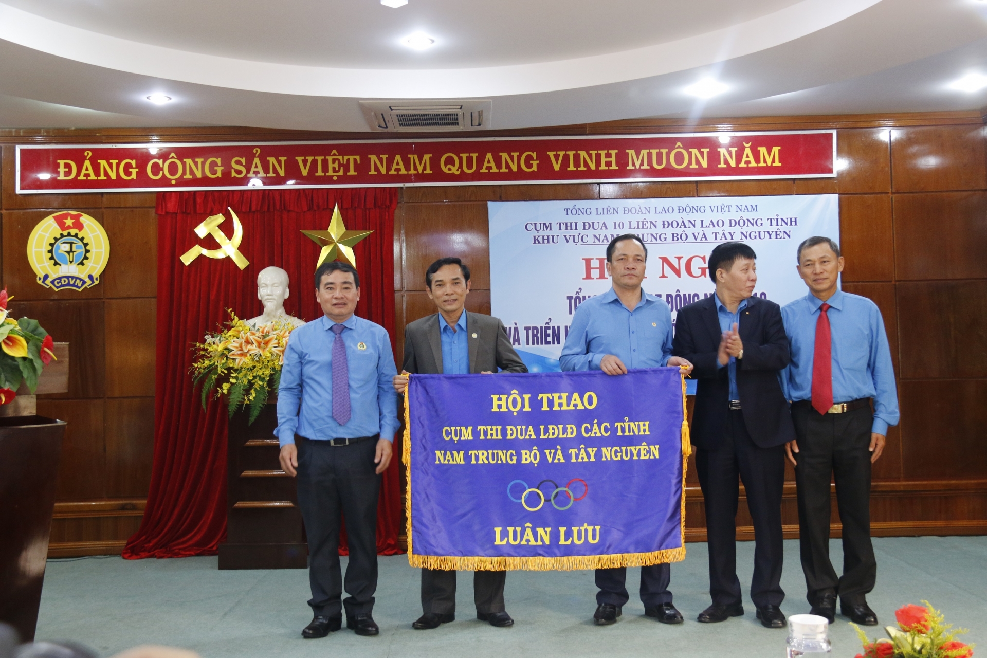 LĐLĐ Quảng Nam nhận Cờ dẫn đầu, 4 đơn vị nhận xuất sắc ldld quang nam duoc suy ton la don vi dan dau trong cum thi dua