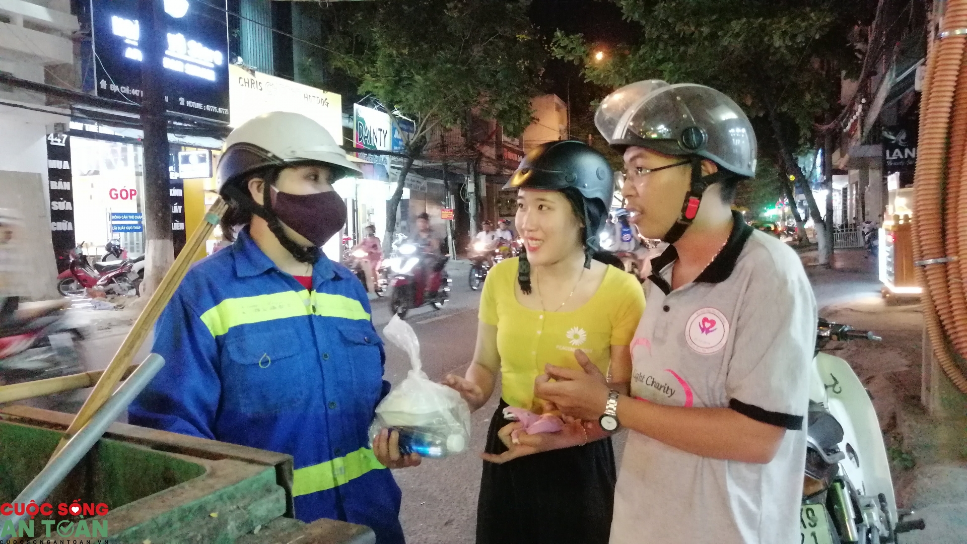 Ấm lòng những bữa ăn khuya cho người lao động Ấm lòng những bữa ăn khuya cho người lao động