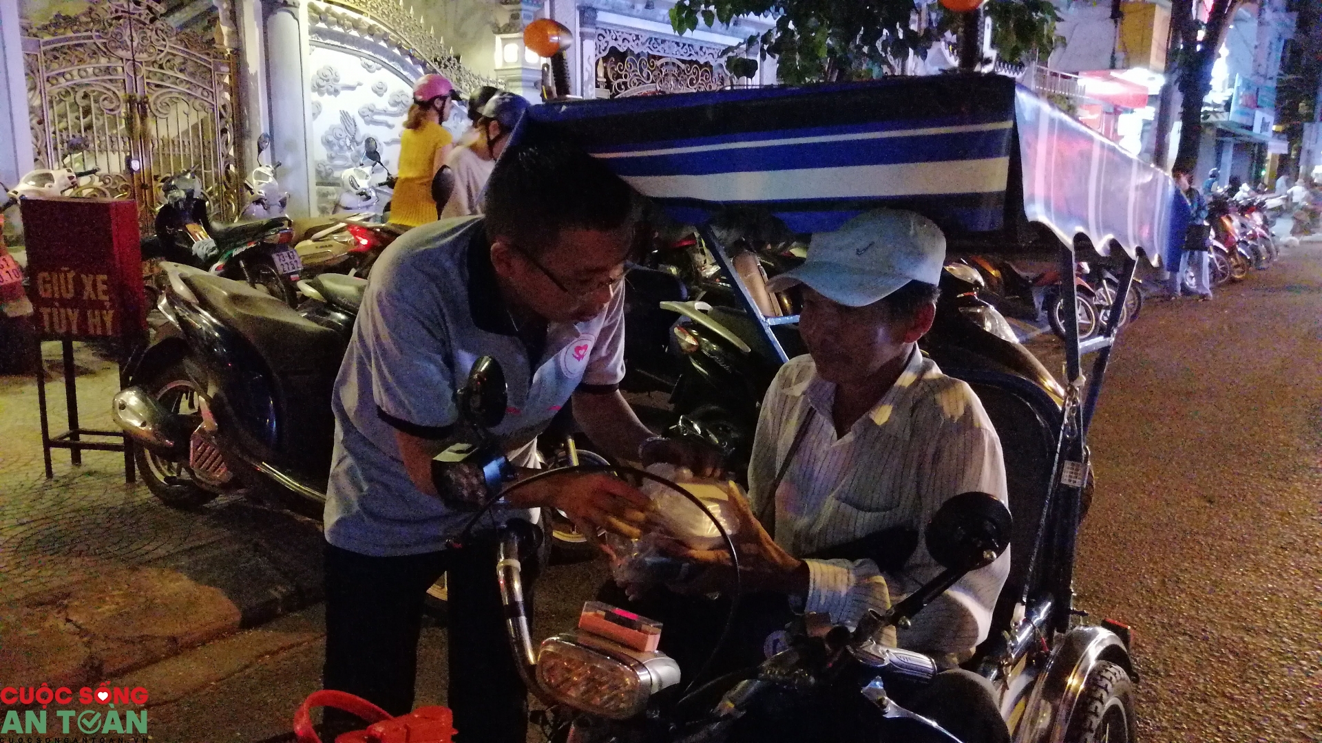 Ấm lòng những bữa ăn khuya cho người lao động Ấm lòng những bữa ăn khuya cho người lao động