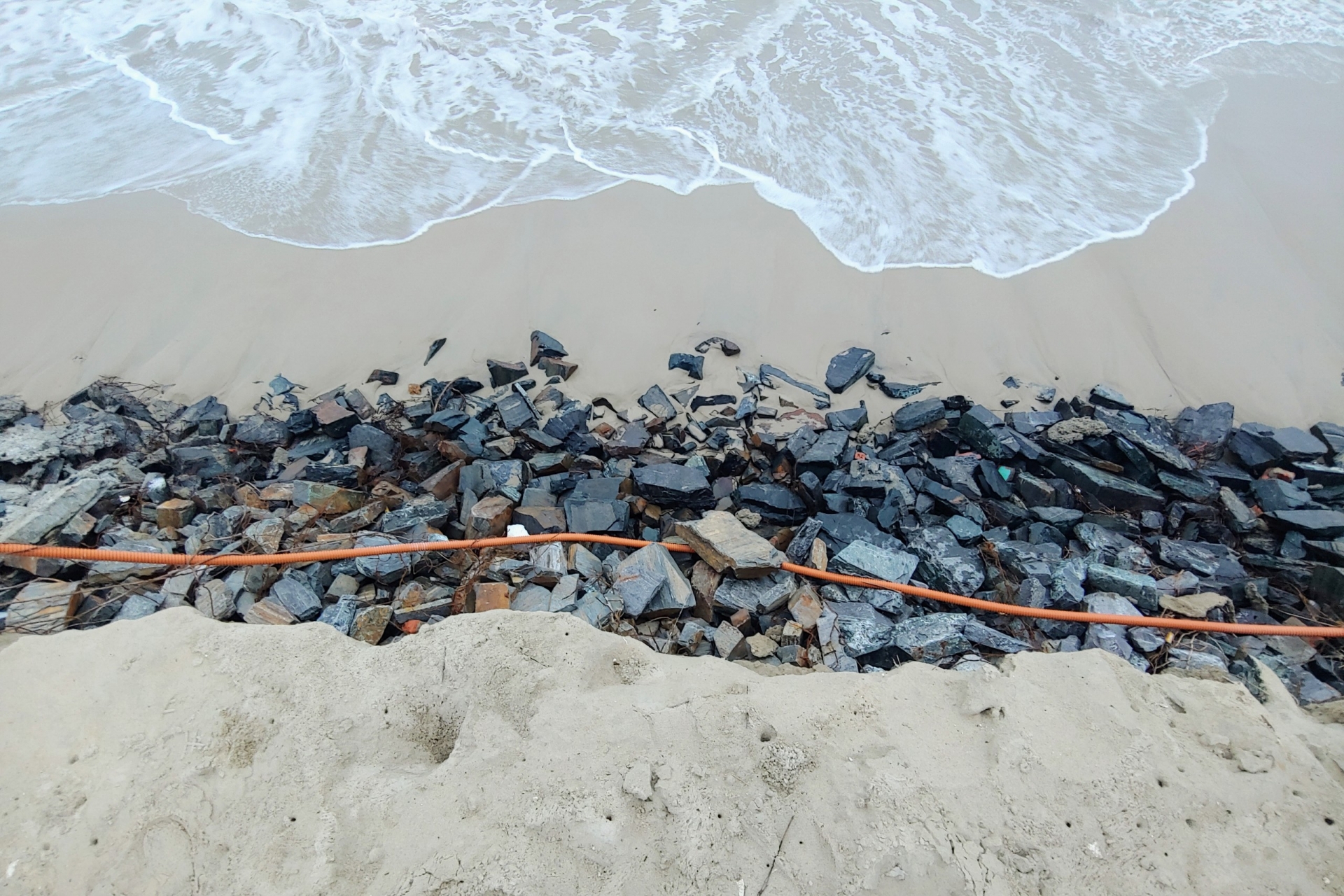 Biển Đà Nẵng lại sạt lở ảnh hưởng nghiêm trọng đời sống người lao động