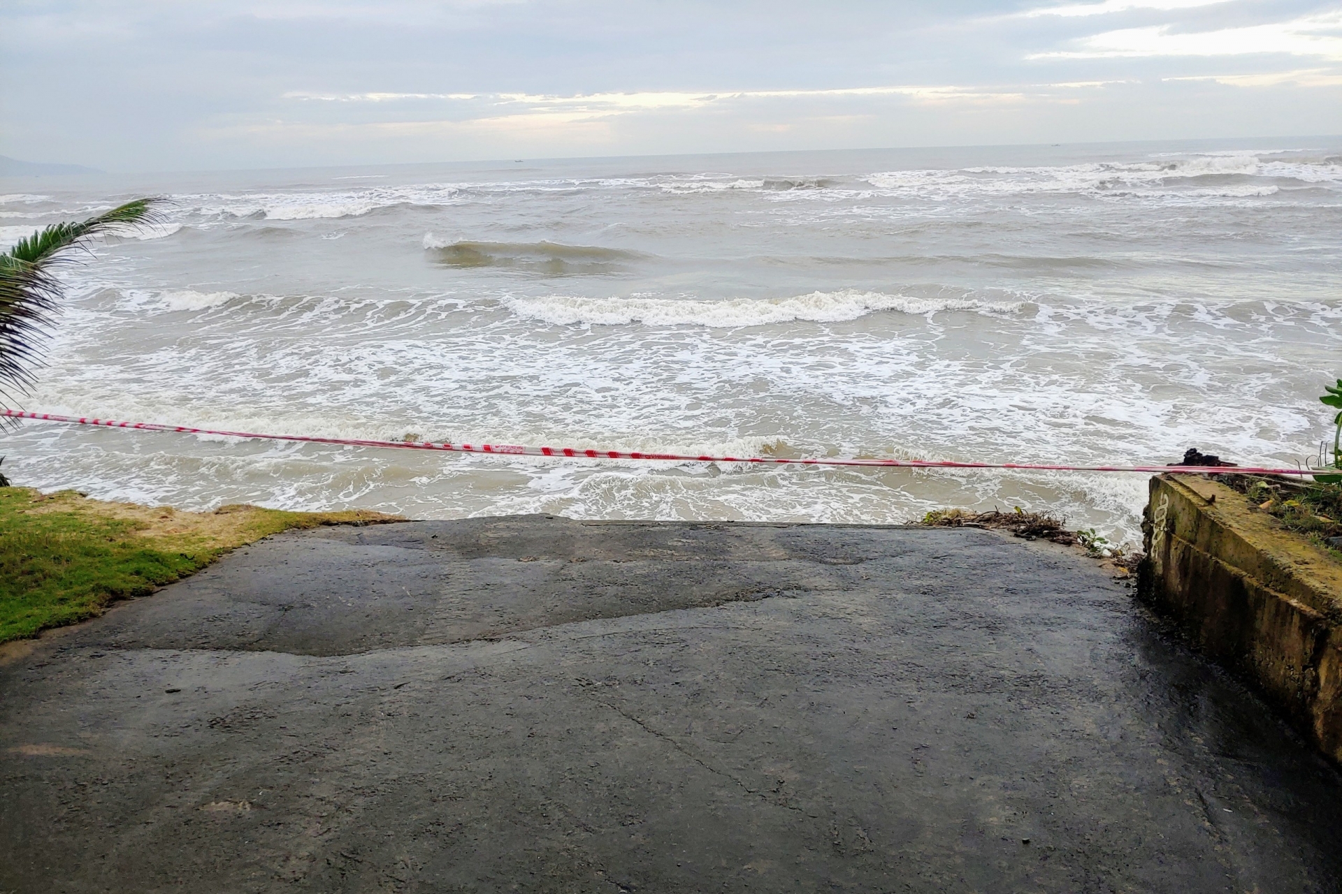 Biển Đà Nẵng lại sạt lở ảnh hưởng nghiêm trọng đời sống người lao động