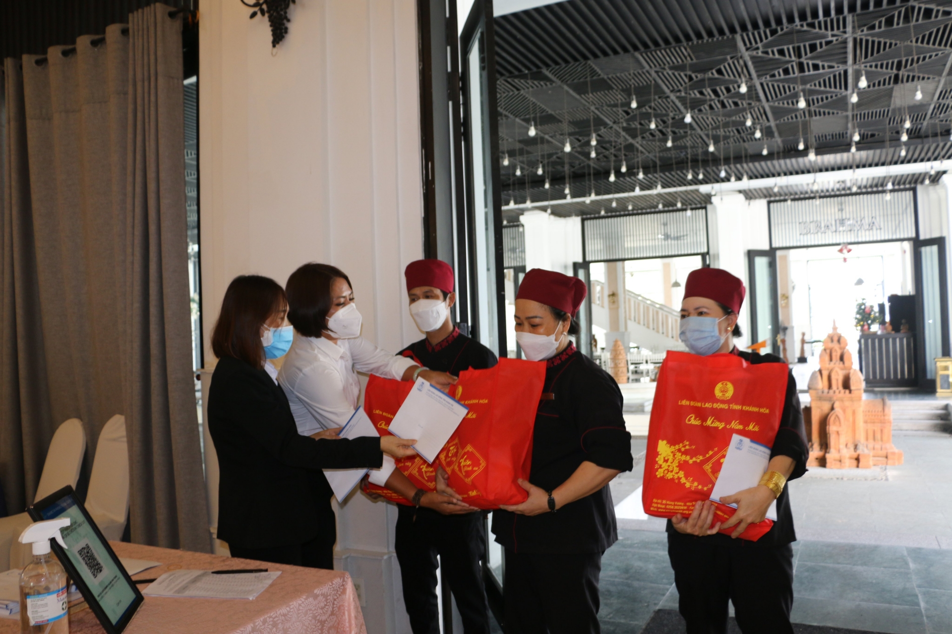 LĐLĐ Khánh Hòa: Ấm áp những phần quà tặng CNLĐ khó khăn, mất thu nhập do dịch bệnh LĐLĐ Khánh Hòa: Ấm áp những phần quà tặng CNLĐ khó khăn, mất thu nhập do dịch bệnh