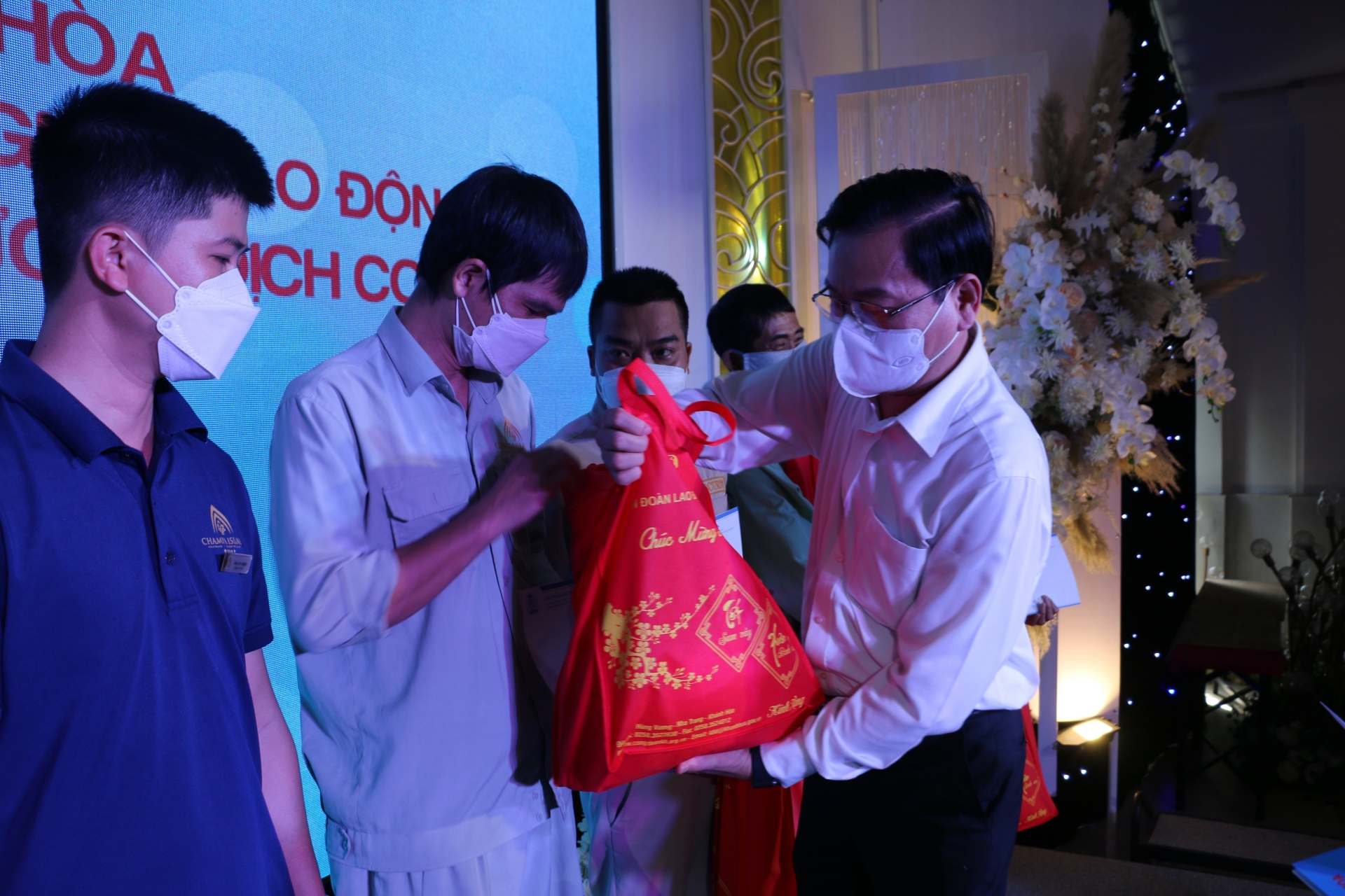 LĐLĐ Khánh Hòa: Ấm áp những phần quà tặng CNLĐ khó khăn, mất thu nhập do dịch bệnh LĐLĐ Khánh Hòa: Ấm áp những phần quà tặng CNLĐ khó khăn, mất thu nhập do dịch bệnh