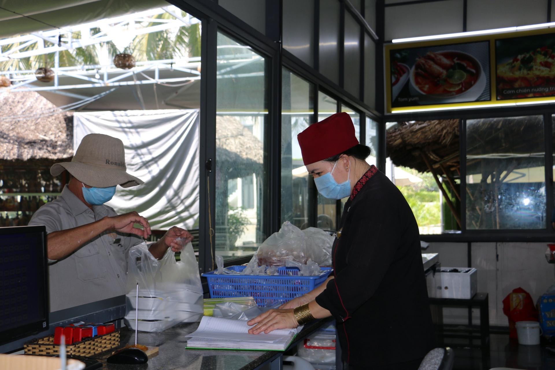 LĐLĐ Khánh Hòa: Ấm áp những phần quà tặng CNLĐ khó khăn, mất thu nhập do dịch bệnh LĐLĐ Khánh Hòa: Ấm áp những phần quà tặng CNLĐ khó khăn, mất thu nhập do dịch bệnh