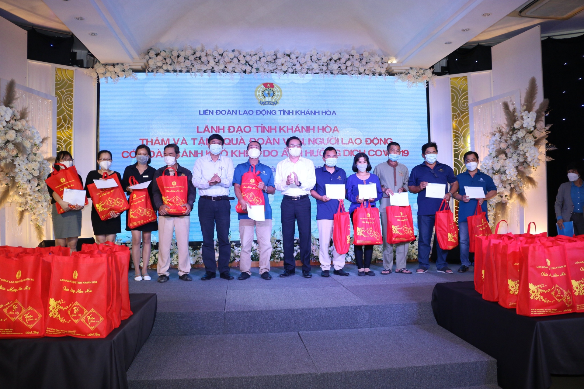 LĐLĐ Khánh Hòa: Ấm áp những phần quà tặng CNLĐ khó khăn, mất thu nhập do dịch bệnh LĐLĐ Khánh Hòa: Ấm áp những phần quà tặng CNLĐ khó khăn, mất thu nhập do dịch bệnh