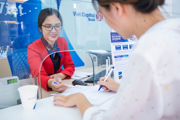 Ngân hàng cộng lãi suất tới 0,7% cho khách nữ gửi tiền