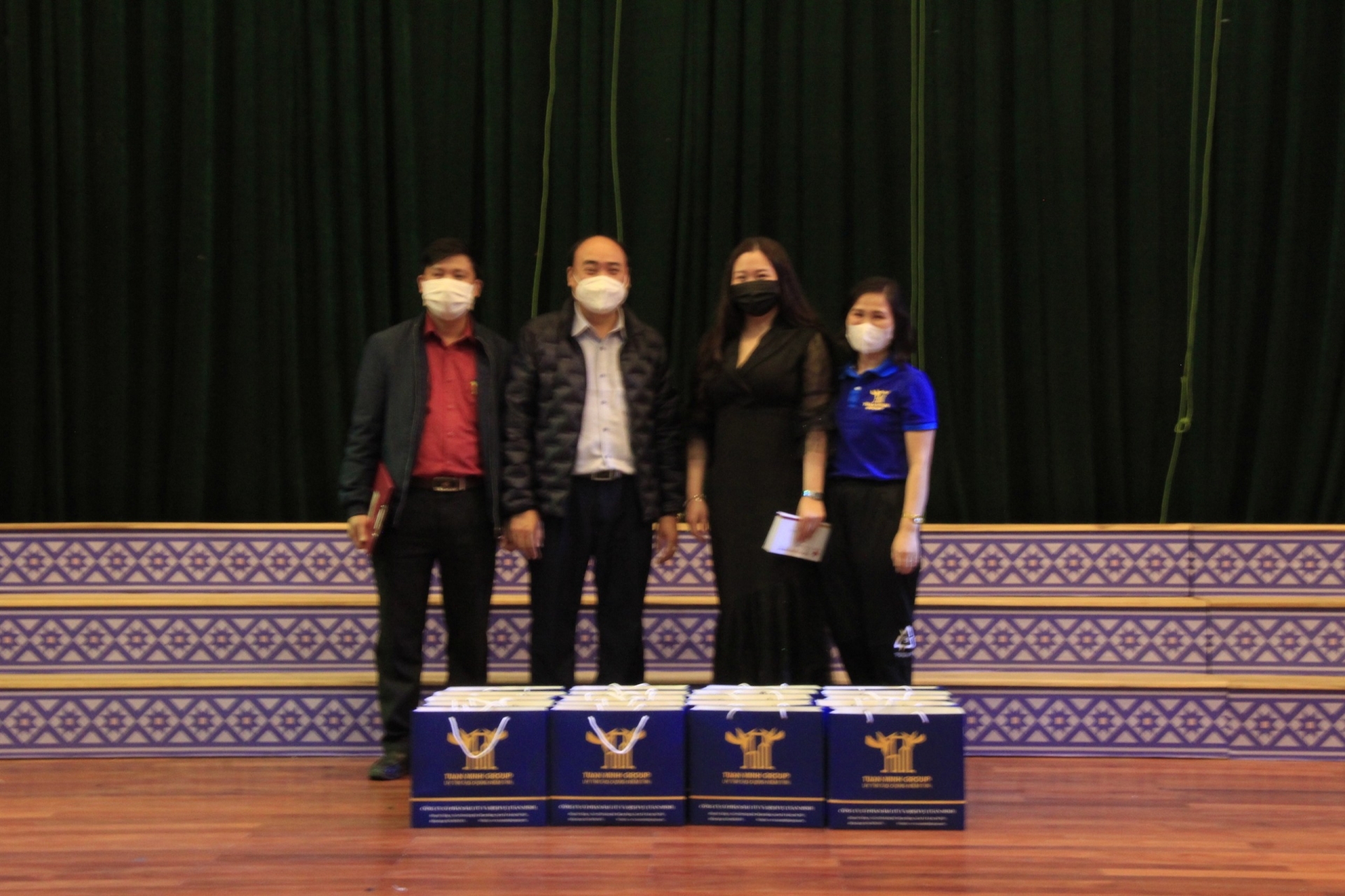 Tập đoàn Tuấn Minh Group: Trao quà Tết đến các cụ cao tuổi Tập đoàn Tuấn Minh Group: Trao quà Tết đến các cụ cao tuổi