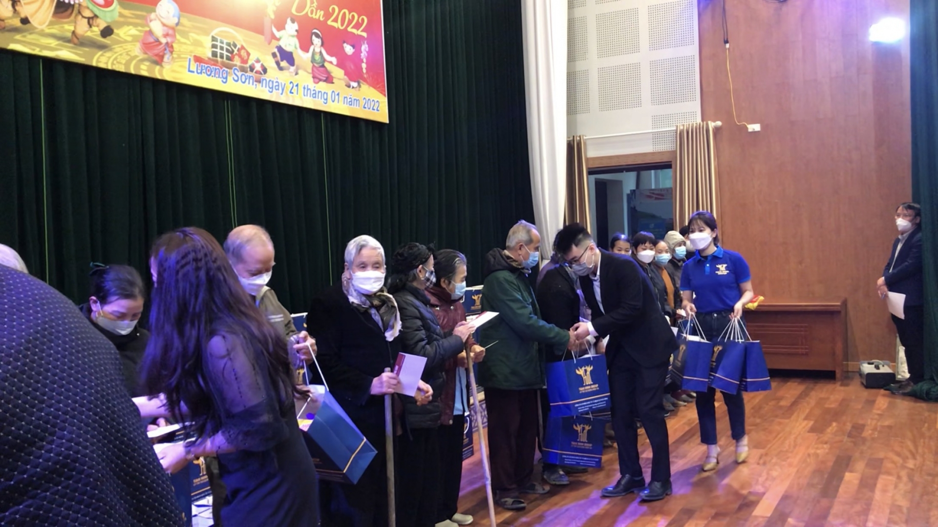 Tập đoàn Tuấn Minh Group: Trao quà Tết đến các cụ cao tuổi Tập đoàn Tuấn Minh Group: Trao quà Tết đến các cụ cao tuổi