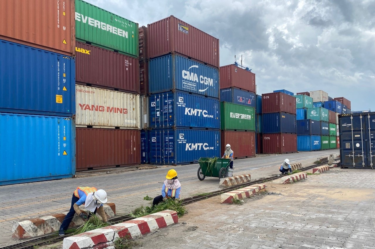 Miệt mài làm xanh sạch cho phố, làm tươi đẹp cho đời Miệt mài làm xanh sạch cho phố, làm tươi đẹp cho đời