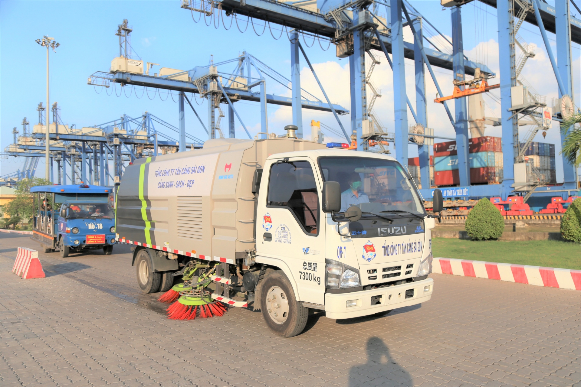 Miệt mài làm xanh sạch cho phố, làm tươi đẹp cho đời Miệt mài làm xanh sạch cho phố, làm tươi đẹp cho đời