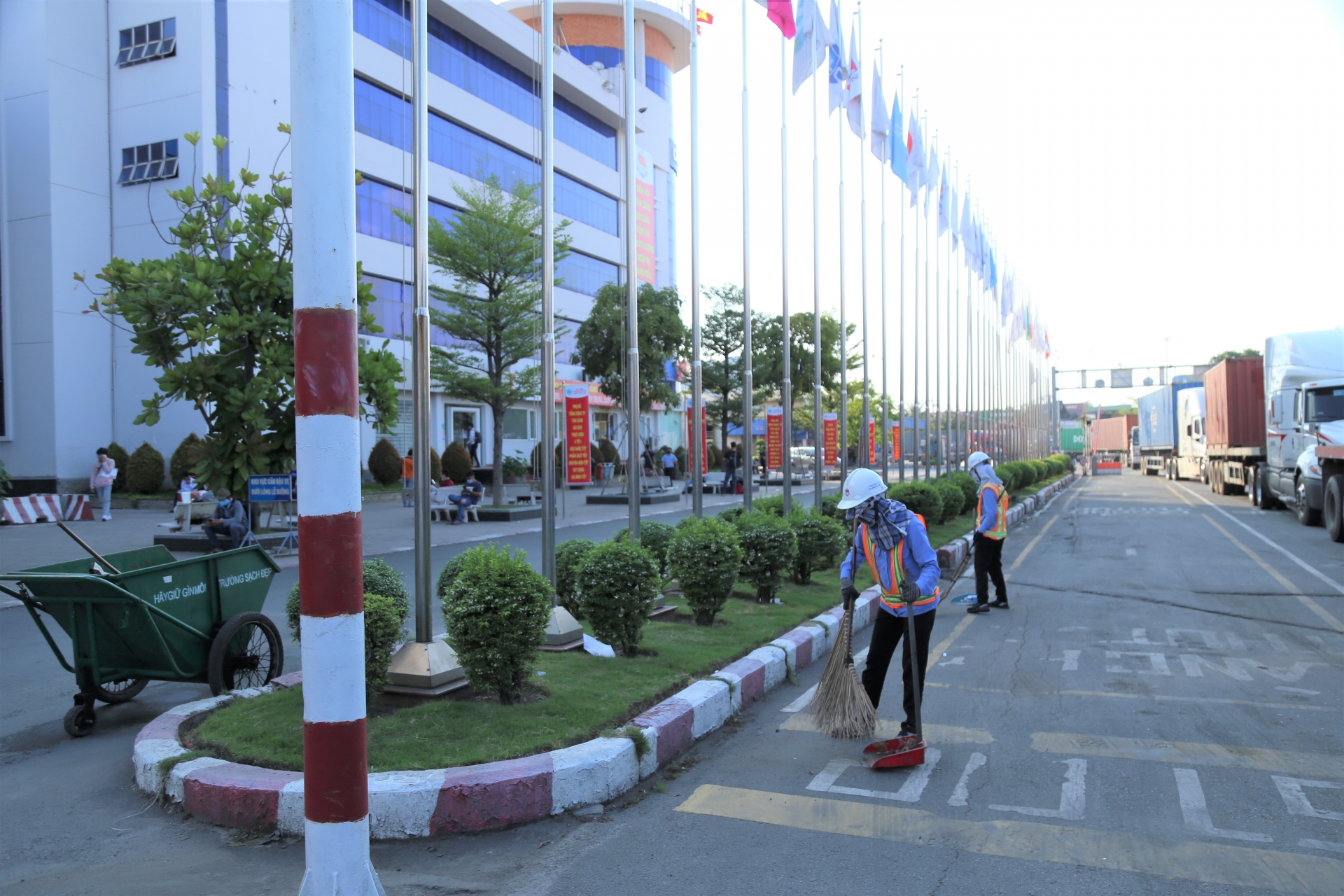 Lặng lẽ tiếng chổi tre Lặng lẽ tiếng chổi tre